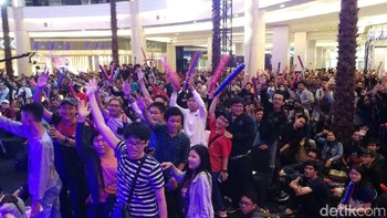 Hingga malam hari pun pengunjung masih tetap ramai. Foto: detikINET/Muhammad Alif Goenawan