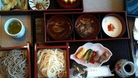 Layaknya di restoran, menu makanan di rumah sakit Jepan ini kelihatan meriah. Ada sayuran segar, daging sapi, ikan, mie dan tempura. Foto: Istimewa