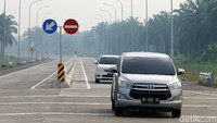Rambu lalu lintas, marka jalan hingga lampu penerangan sudah berdiri tegak.
