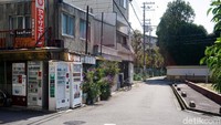Sampai di kawasan pemukiman di pinggiran kota juga ada vending machine seperti ini. Sangat membantu traveler untuk mengatasi rasa haus (Wahyu/detikTravel)