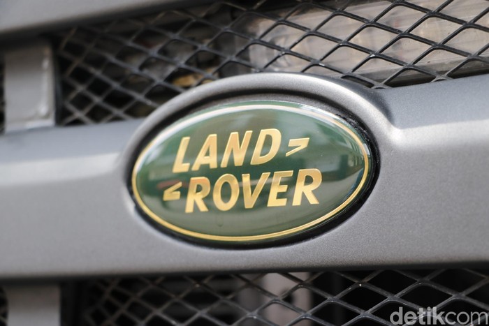 Land Rover Defender 300tdi military series milik Bayu Avrianto Raksakadharma dimodifikasi sedemikian rupa sehingga kesan gagah dan elegan menempel.