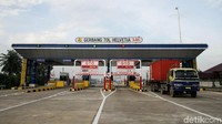 Truk kontainer melintas di gerbang Tol Helvetia.