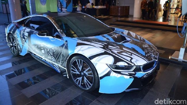 Bodi Mobil  BMW i8 Dihiasi Seni Mural Darbotz