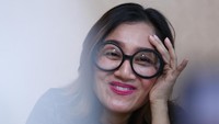Wajah Nini Carlina seperti orang sehabis terkena pukul. Foto: Hanif Hawari