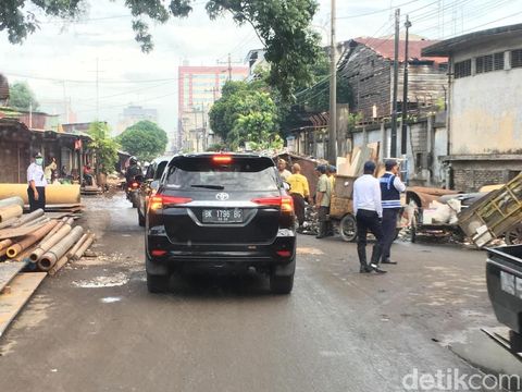Tak tampak jalur pedestrian yang laik untuk pejalan kaki.