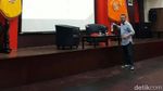 Jeans dan Onitsuka Dirjen Pajak di Kampus UI