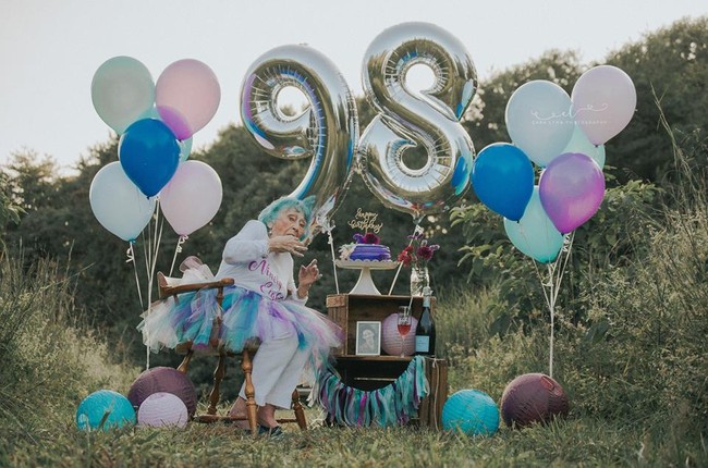Untuk tampil kekinian, ia bahkan mencat rambut dengan warna biru turquoise. Foto: Facebook Cara Lynn Photography