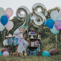 Untuk tampil kekinian, ia bahkan mencat rambut dengan warna biru turquoise. Foto: Facebook Cara Lynn Photography