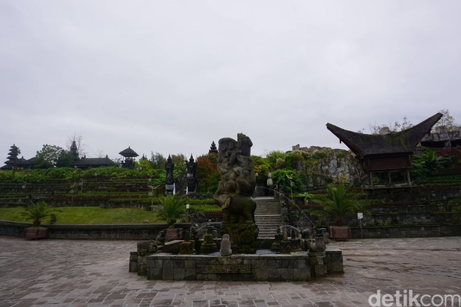 Kebun binatang ini memiliki keistimewaan untuk masyarakat Indonesia. Pairi Daiza memiliki taman mini Indonesia. Berbagai keindahan bangunan khas Indonesia ada di sini, mulai dari pura, candi hingga rumah khas Toraja. Foto: Eny Kartikawati/Wolipop