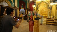 Pengunjung bisa foto-foto dengan pakaian adat yang disewa.