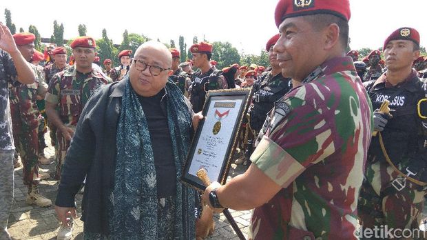 Terjun Payung Bareng Herder, Koppasus Dapat Rekor Muri
