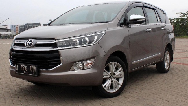 Wuling Cortez Lawan Toyota Kijang Innova