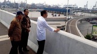 Jokowi saat berada di jalan tol akses Tanjung Priok yang dibangun melayang. Eduardo Simorangkir/detikcom.