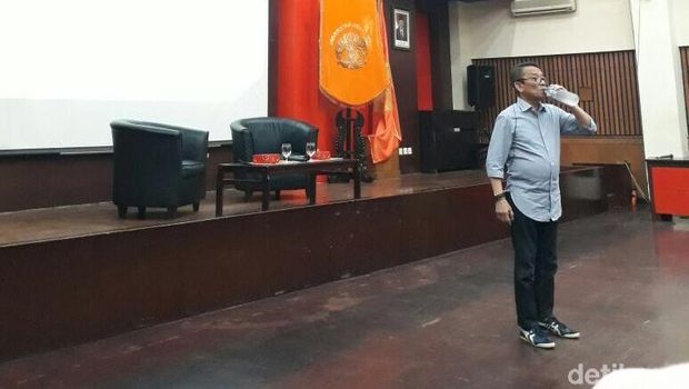 Gaya Santai Dirjen Pajak di Kampus UI: Jeans dan Onitsuka Tiger