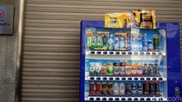 Yang unik dari mesin vending machine ini adalah, tidak semua minuman yang keluar dalam keadaan dingin, hangat juga bisa. Kopi-kopi dalam kaleng akan keluar dalam kondisi hangat dan langsung bisa diminum (Wahyu/detikTravel)