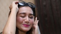 Nini Carlina mengaku lebam tersebut disebabkan oleh benturan dengan anaknya. Foto: Hanif Hawari