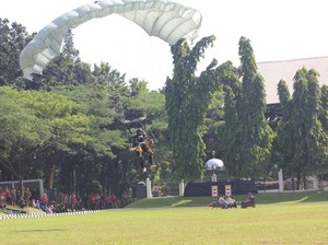Cara Kopassus Akrab dengan Herder yang Diajak Terjun Payung