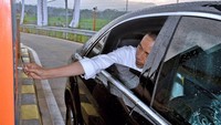 Saat meresmikan tol, Jokowi kerap menjajal pembayaran menggunakan uang elektronik. (Pool/Setpres/Agus Suparto).