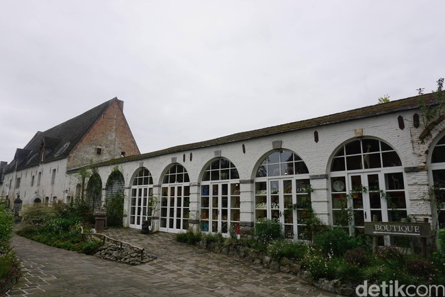 Sejak di pintu masuk, pengunjung Pairi Daiza sudah dimanjakan dengan keindahan tempat ini yang awalnya merupakan sebuah rumah dari keluarga Val de Beaulieu. Foto: Eny Kartikawati/Wolipop