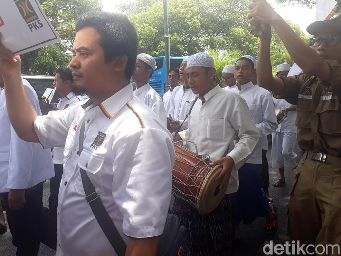 Selawat dan Marawis Iringi PKS Daftar Pemilu ke KPU