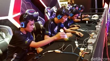  Garena Indonesia selaku publisher dari game Arena of Valor (AoV) membuka kesempatan bagi 1.000 pengunjung pertama untuk mendapatkan beragam hadiah menarik selama turnamen BoV. Foto: detikINET/Muhammad Alif Goenawan