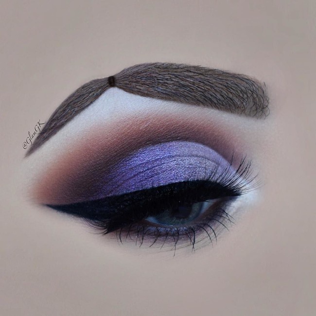 Bentuk alis lain yang juga super aneh adalah alis kuncir. Alis bentuk tak biasa tersebut pertama kali dipamerkan oleh beauty blogger di Instagram dengan akun @glamgk. Ia membentuk alisnya seperti efek dikuncir.  Foto: Instagram