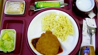 Rumah sakit di Jerman punya menu berbeda nih. Daging ayam berlapis tepung atau Schnitzel dilengkapi dumpling mie bernama spatzle. Pelengkapnya salad dan cake. Foto: Istimewa