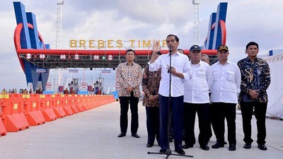 Gaya Jokowi Resmikan 297 Km Tol Baru di RI