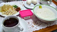 Di Jakarta, menu rumah sakit yang umum adalah bubur dengan topping suwiran ayam, cakwe dan daun bawang. Tak ketinggalan telur rebus dan teh manis untuk mengisi energi. Foto: Istimewa