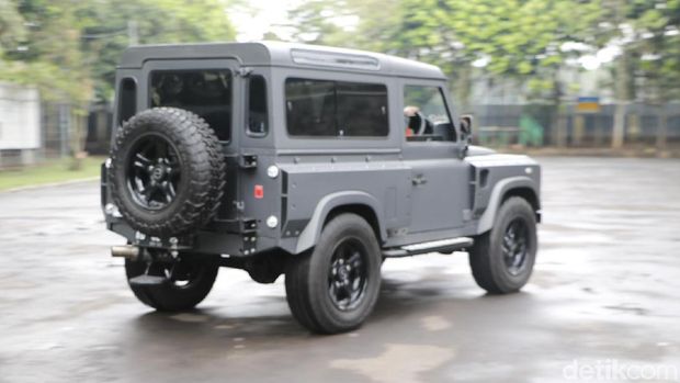 Mobil Perang Land Rover Defender Menolak Jadi Tua Mobil Perang Land Rover Defender Menolak Jadi Tua