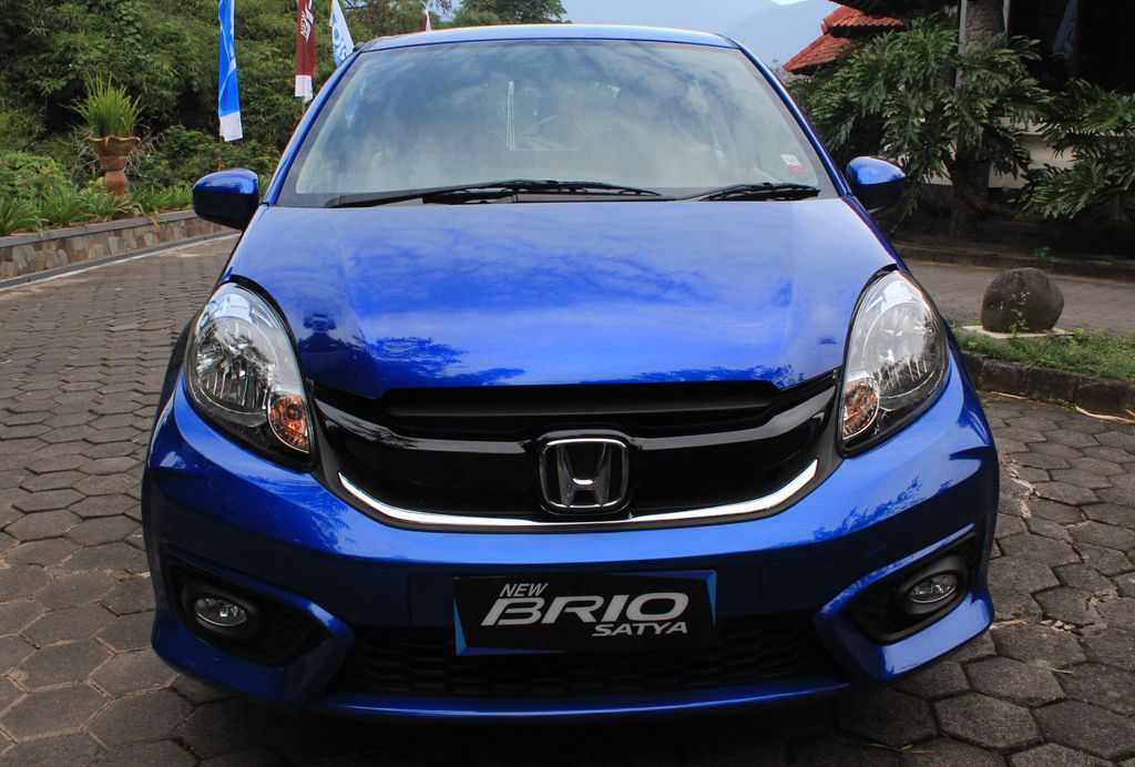 Penjualan mobil di Indonesia masih didominasi merek-merek Jepang. Mobil terlaris selama September 2017 itu adalah Toyota Avanza (8.083 unit), Toyota Calya (5.147 unit), Toyota Kijang Innova (4.977 unit), Daihatsu Sigra (3.878 unit), Honda Brio Satya (3.559 unit), Daihatsu Granmax Pikap (3.547 unit), Daihatsu Xenia (3.115 unit), Suzuki Carry MT Pikap (3.068 unit), Honda HR-V (2.864 unit), Suzuki Ertiga (2.713 unit), Daihatsu Ayla (2.561 unit), Honda BR-V (2.471 unit), Mitsubishi Pajero Sport (2.328 unit), Honda Mobilio (2.031 unit), Toyota Fortuner (1.963 unit). Honda CR-V (1.713 unit), Suzuki APV (1.615 unit), Toyota Sienta (1.612 unit), Toyota Agya (1.496 unit), dan Toyota Rush (1.441 unit).