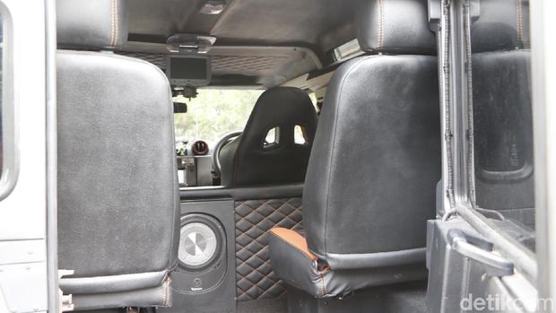 Mobil Perang Land Rover Defender Menolak Jadi Tua
