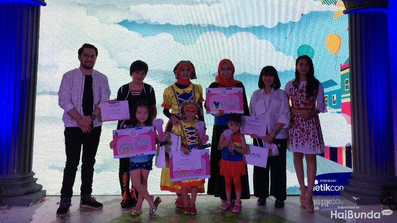 Manisnya Senyum Pemenang Lomba  Fashion  Show  di  Festival 