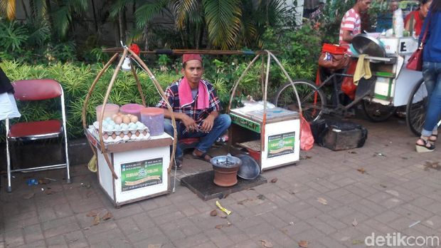 Pedagang kerak telor di Lapangan Banteng