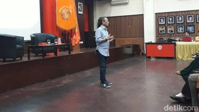 Gaya Santai Dirjen Pajak di Kampus UI: Celana Jeans dan Onitsuka