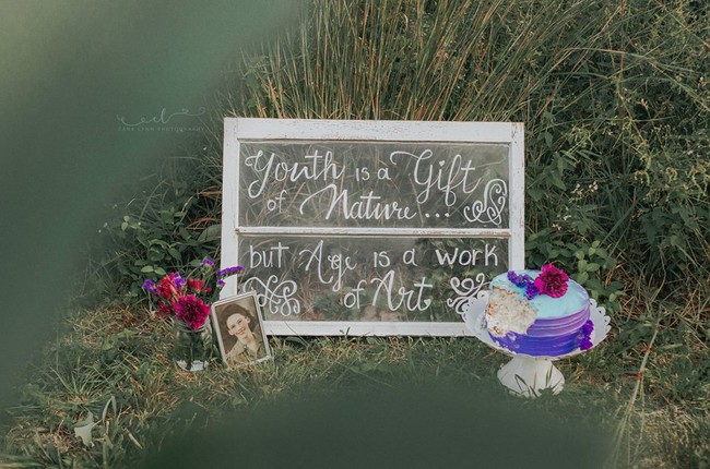 Gladys pun melakukan sesi foto di sebuah taman. Di sana, disediakan sejumlah balon, lampion, kursi, meja, bahkan fotonya ketika masih muda untuk Gladys berpose Foto: Facebook Cara Lynn Photography