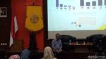 Jeans dan Onitsuka Dirjen Pajak di Kampus UI