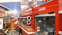 Petugas memeriksa kelengkapan dari mobil pemadam kebakaran milik PT Matra Perkasa Utama (MPU) yang dipamerkan dalam pameran Trade Expo Indonesia (TEI) di BSD Tangerang, Banten, Jumat (13/10). Foto: dok. Matra