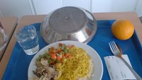 Sebuah rumah sakit di Huddinge, Swedia sajikan chicken curry untuk pasien. Dijamin mengenyangkan dengan tambahan sayuran da jeruk. Foto: Istimewa