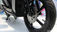 Tidak hanya tampilannya yang berubah, beberapa fitur telah disematkan PT Yamaha Indonesia Motor Manufacturing (YIMM) untuk menyempurnakan motor skutik yang dinamai Mio S Tubless & Ban Lebar tersebut.