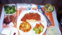 Tampilan menu di rumah sakit Dubai ini kelihatan ngenyangin banget ya? Isiannya ada spaghetti, salad, roti, sayur dan cake. Foto: Istimewa