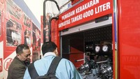 Direktur Utama PT Matra Perkasa Utama (MPU) Nur Arifin (tengah) berbincang dengan pengunjung didepan mobil pemadam kebakaran milik PT Matra Perkasa Utama (MPU) tersebut. Foto: dok. Matra