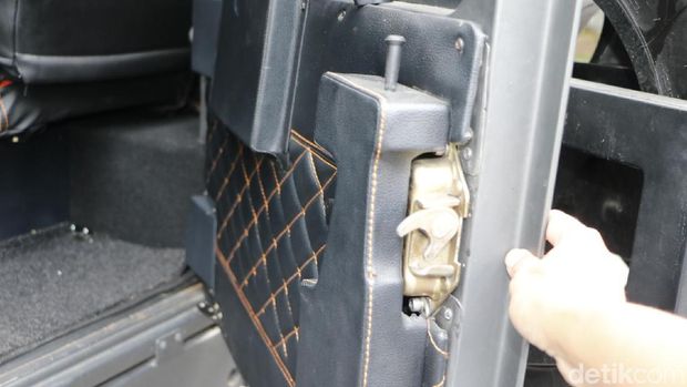 Awas pintunya berat, banting saja kalau mau tutup.