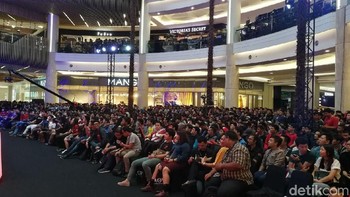 Dari pantauan detikINET sedikitnya ada seribu pengunjung yang memadati area grand atrium Mall Kota Kasablanka. Foto: detikINET/Muhammad Alif Goenawan