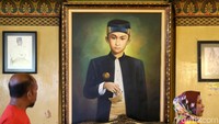 Banyak barang peninggalan Sultan Deli dipajang di dalam istana. Barang peninggalan itu seperti foto-foto, baju adat, dan berbagai senjata.