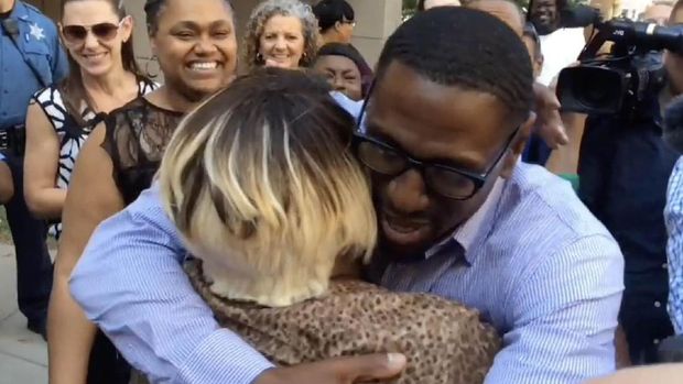 McIntyre memeluk ibundanya begitu keluar dari penjara