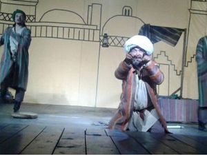 Dua Pemain Teater Ditangkap karena Berjanggut