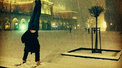 Cerita Sehat di Balik Hobi Handstand Seorang Dokter