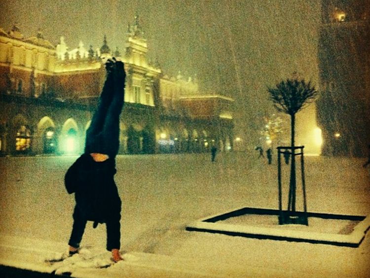 Cerita Sehat di Balik Hobi Handstand Seorang Dokter