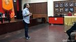Jeans dan Onitsuka Dirjen Pajak di Kampus UI